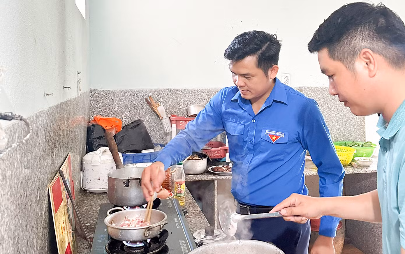 Phó Bí thư Tỉnh Đoàn Bình Định Phạm Hồng Hiệp vào bếp chuẩn bị "bữa cơm tri ân". Ảnh: T.Đ