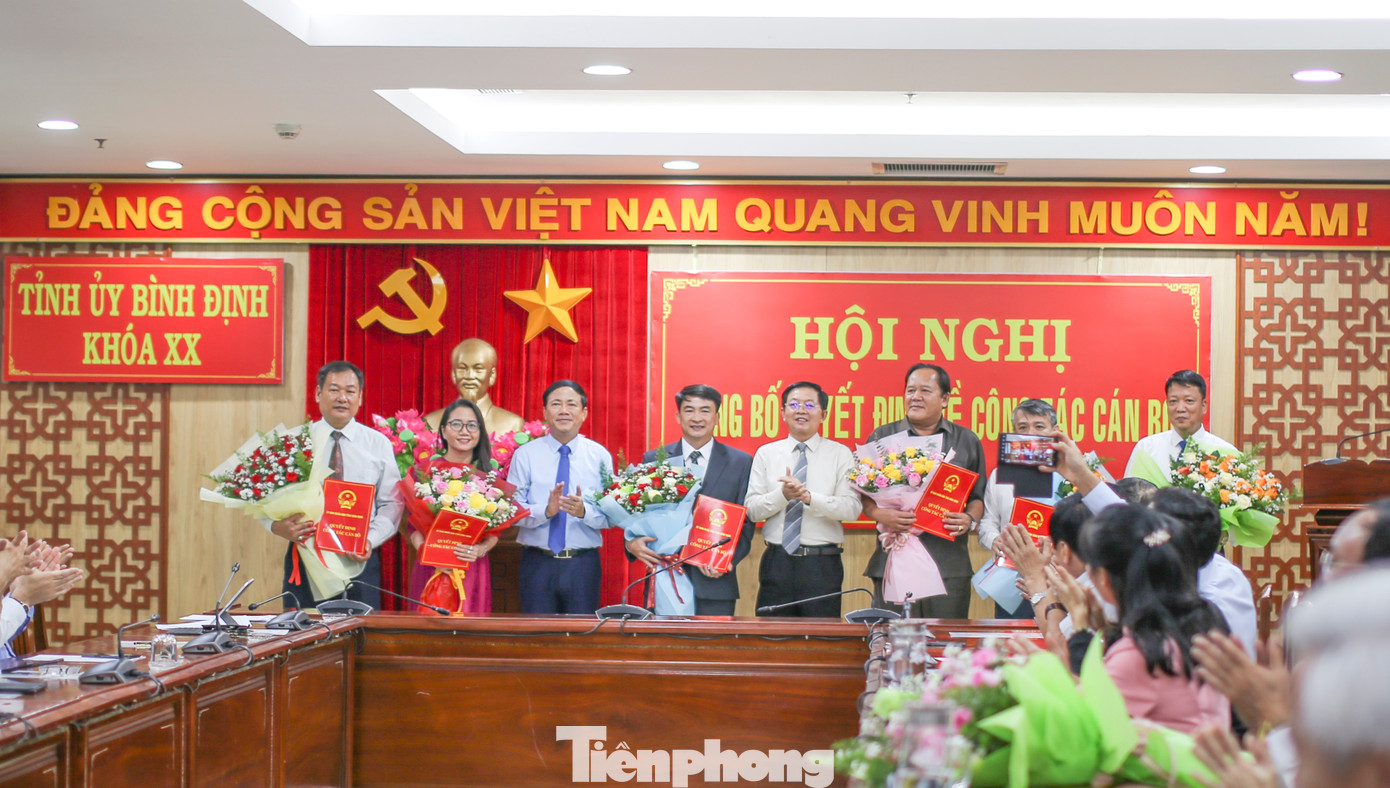 Lãnh đạo tỉnh Bình Định tặng hoa chúc mừng các cán bộ vừa được Chủ tịch UBND tỉnh Bình Định bổ nhiệm. Ảnh: Trương Định Lãnh đạo tỉnh Bình Định tặng hoa chúc mừng các cán bộ vừa được Chủ tịch UBND tỉnh Bình Định bổ nhiệm. Ảnh: Trương Định