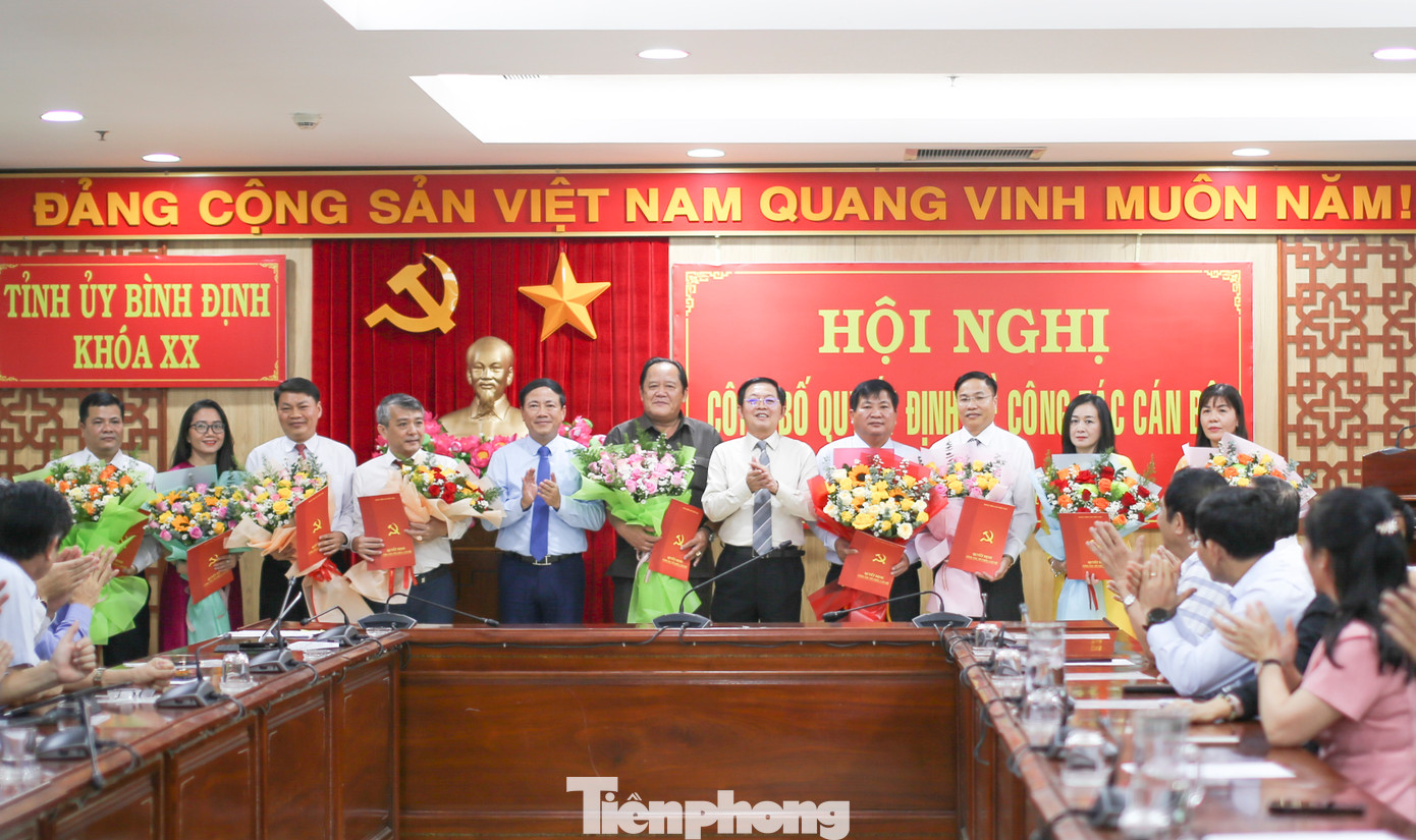 Lãnh đạo tỉnh Bình Định trao quyết định và tặng hoa chúc mừng các cán bộ vừa được điều động, bổ nhiệm. Ảnh: Trương Định Lãnh đạo tỉnh Bình Định trao quyết định và tặng hoa chúc mừng các cán bộ vừa được điều động, bổ nhiệm. Ảnh: Trương Định