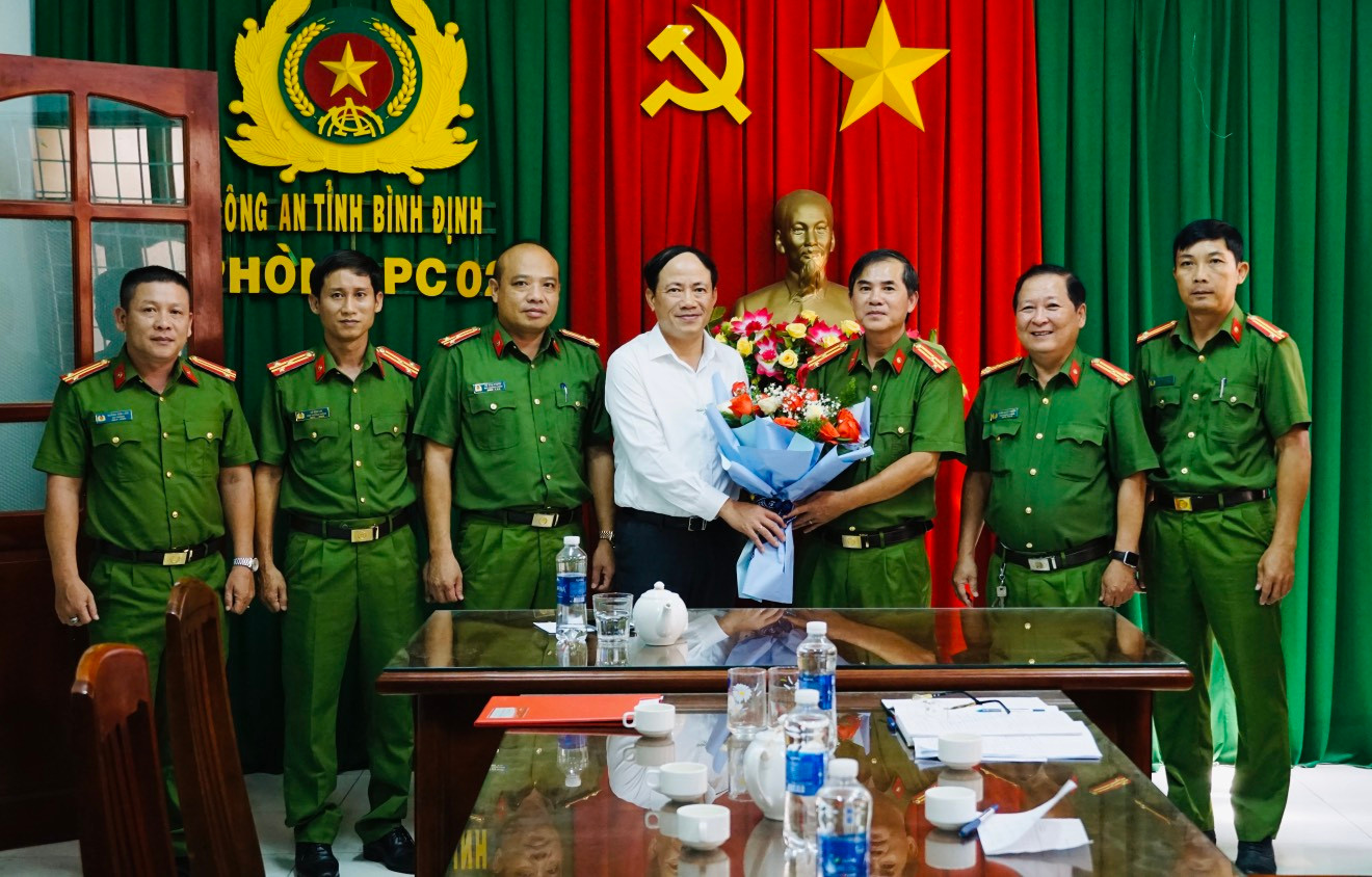 Chủ tịch UBND tỉnh Bình Định Phạm Anh Tuấn chúc mừng Ban chuyên án 323S. Ảnh: C.K Chủ tịch UBND tỉnh Bình Định Phạm Anh Tuấn chúc mừng Ban chuyên án 323S. Ảnh: C.K