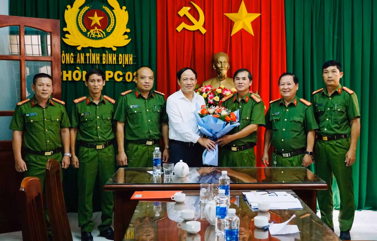 Chủ tịch UBND tỉnh Bình Định Phạm Anh Tuấn chúc mừng Ban chuyên án 323S. Ảnh: C.K