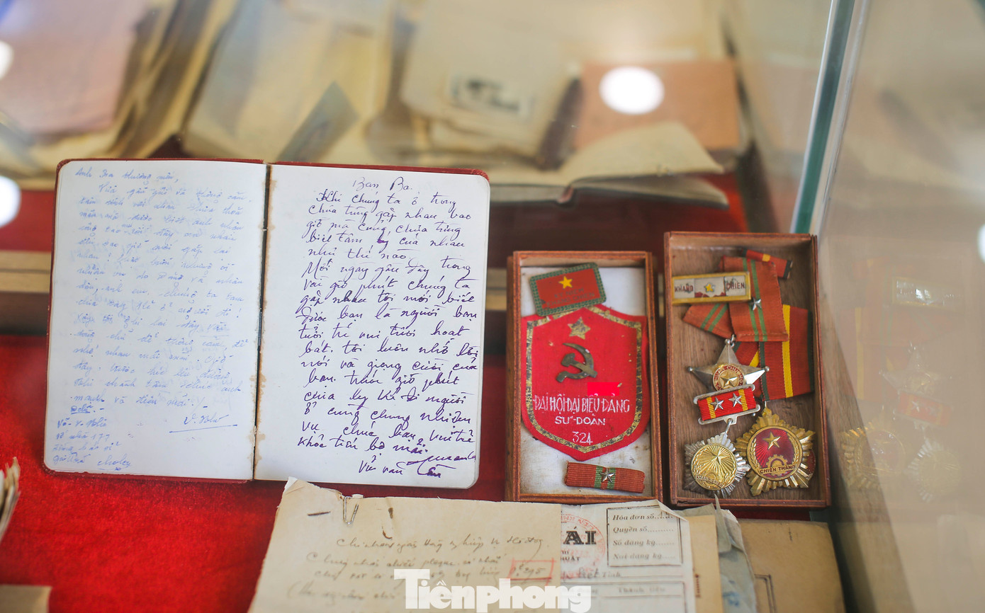 Những hồ sơ, kỷ vật cán bộ tỉnh Bình Định đi B được trưng bày tại Trung tâm Lưu trữ lịch sử tỉnh Bình Định. Ảnh: Trương Định.