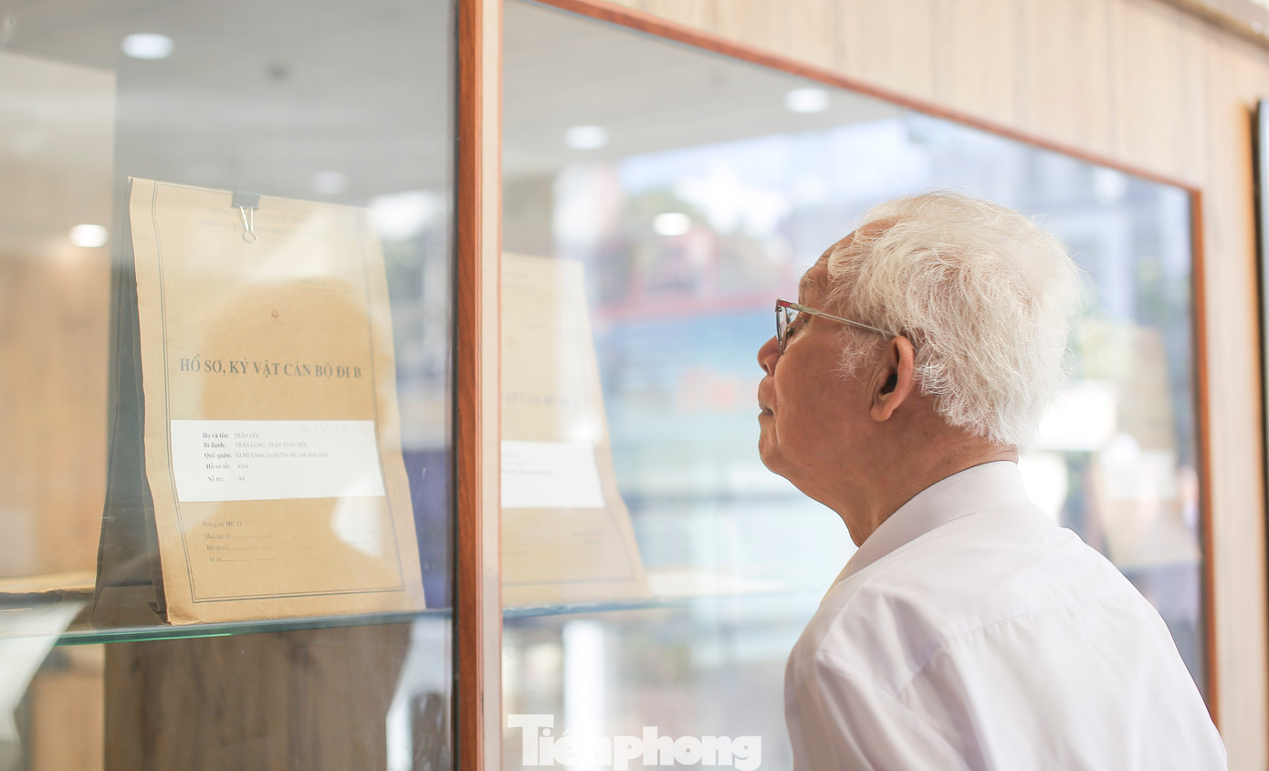 Các đại biểu, khách mời tham quan khu trưng bày tại Trung tâm Lưu trữ lịch sử tỉnh Bình Định. Ảnh: Trương Định.