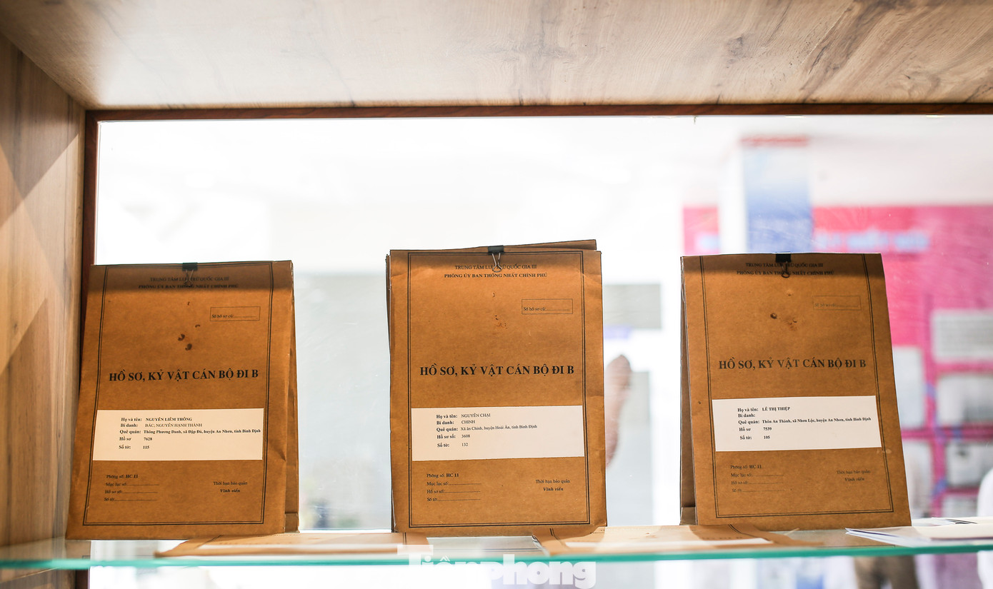 Những hồ sơ, kỷ vật cán bộ tỉnh Bình Định đi B được trưng bày tại Trung tâm Lưu trữ lịch sử tỉnh Bình Định. Ảnh: Trương Định.