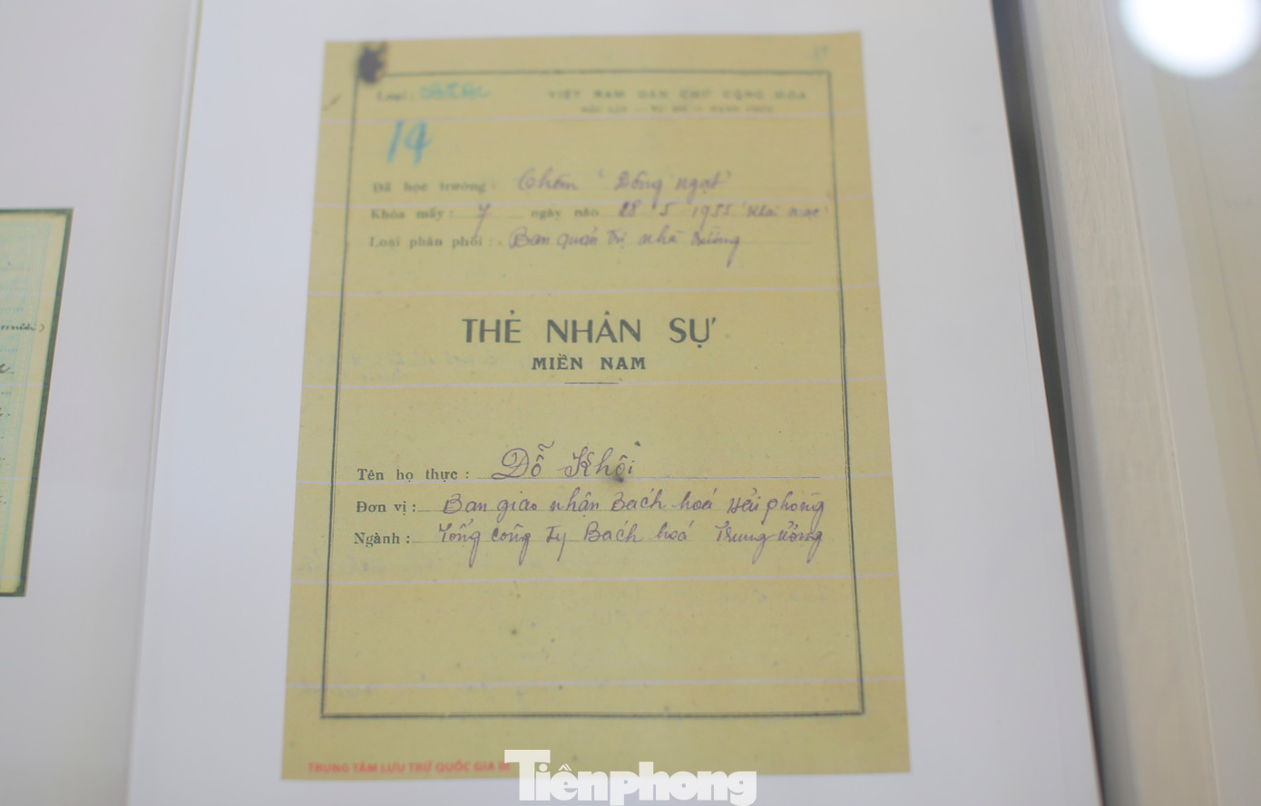 Những hồ sơ, kỷ vật cán bộ tỉnh Bình Định đi B được trưng bày tại Trung tâm Lưu trữ lịch sử tỉnh Bình Định. Ảnh: Trương Định.