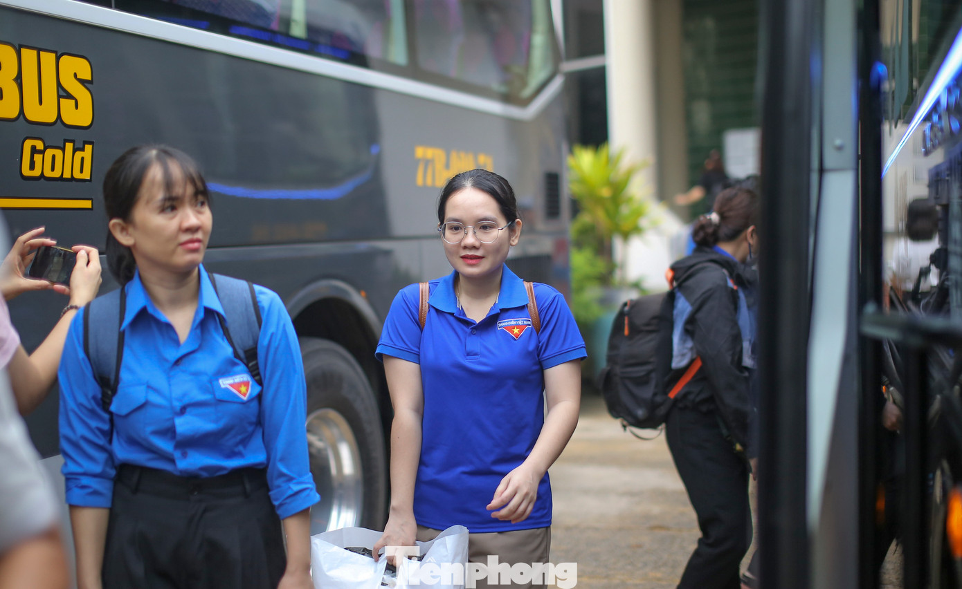 Các thành viên trong đoàn thể hiện sự quyết tâm trước khi lên đường. Ảnh: Trương Định