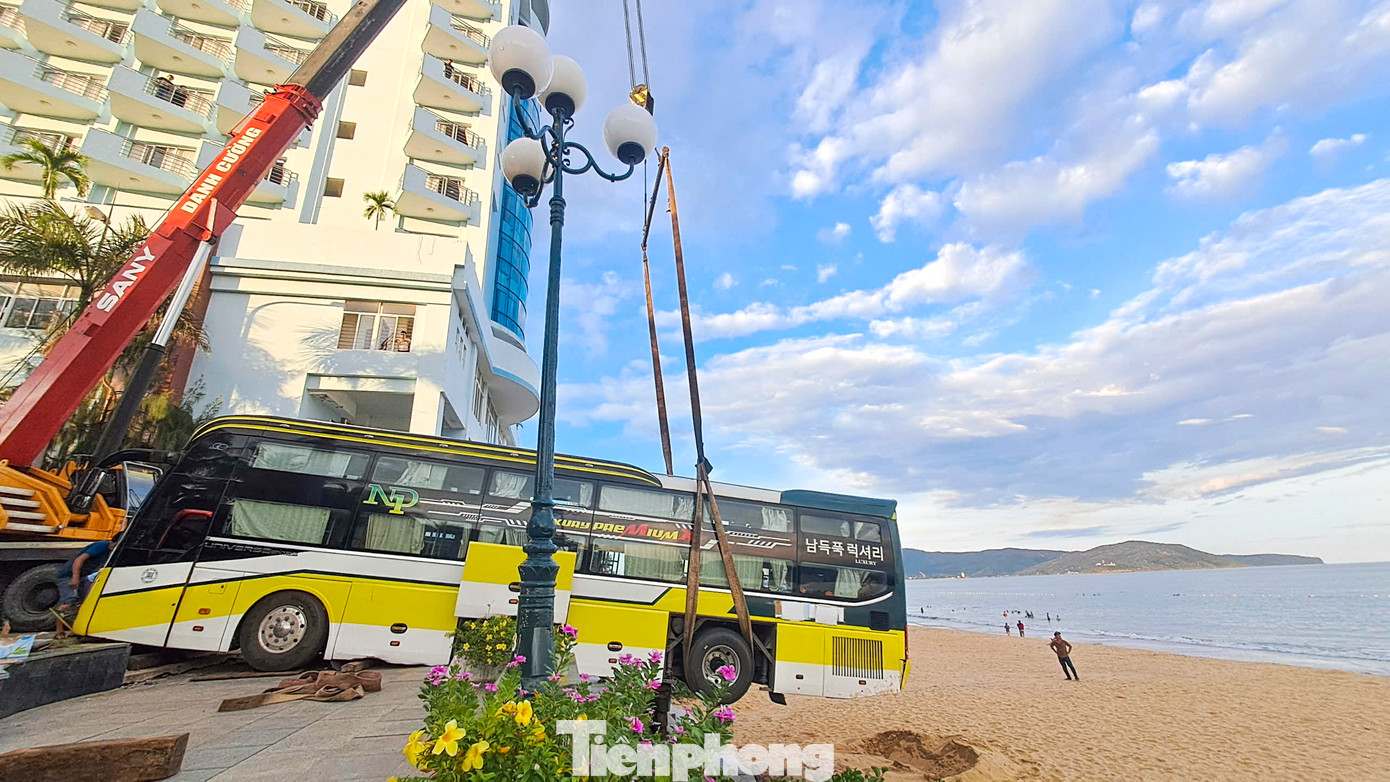 Đến 17h, công tác cứu hộ vẫn đang được diễn ra. Ảnh: Trương Định