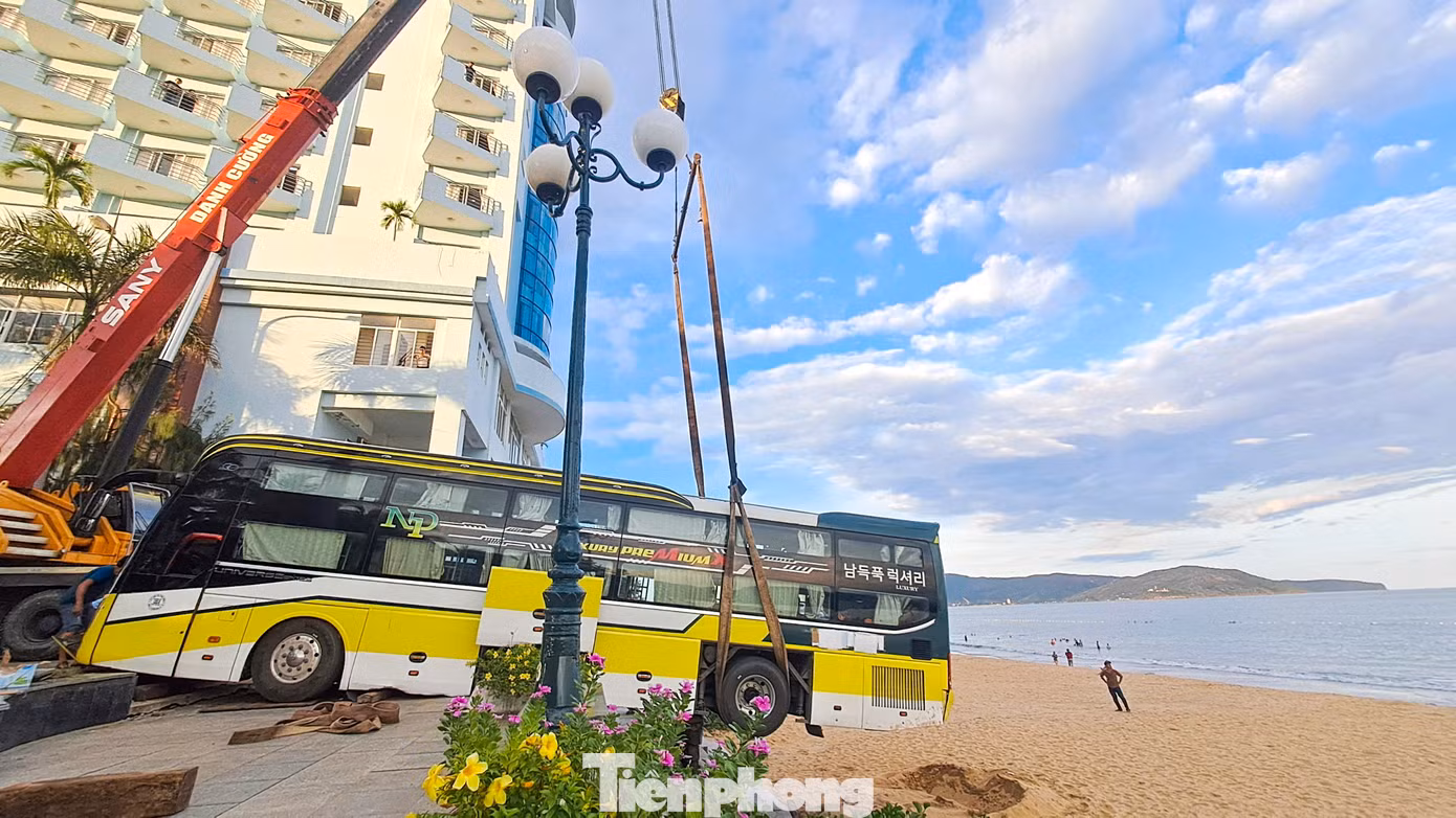 Đến 17h, công tác cứu hộ vẫn đang được diễn ra. Ảnh: Trương Định
