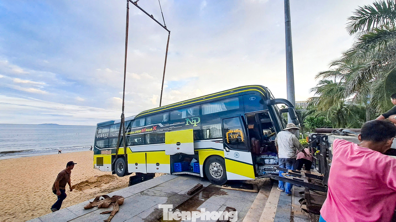 Xe khách bất ngờ tụt xuống bãi biển Quy Nhơn. Ảnh: Trương Định