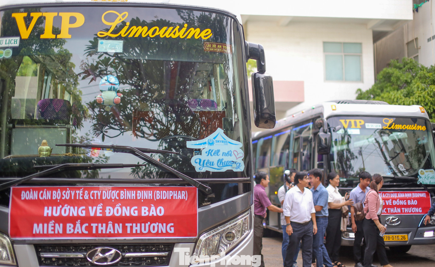 Hai đoàn công tác y tế Bình Định xuất phát về Thái Nguyên và Yên Bái hỗ trợ sau bão Yagi. Ảnh: Trương Định