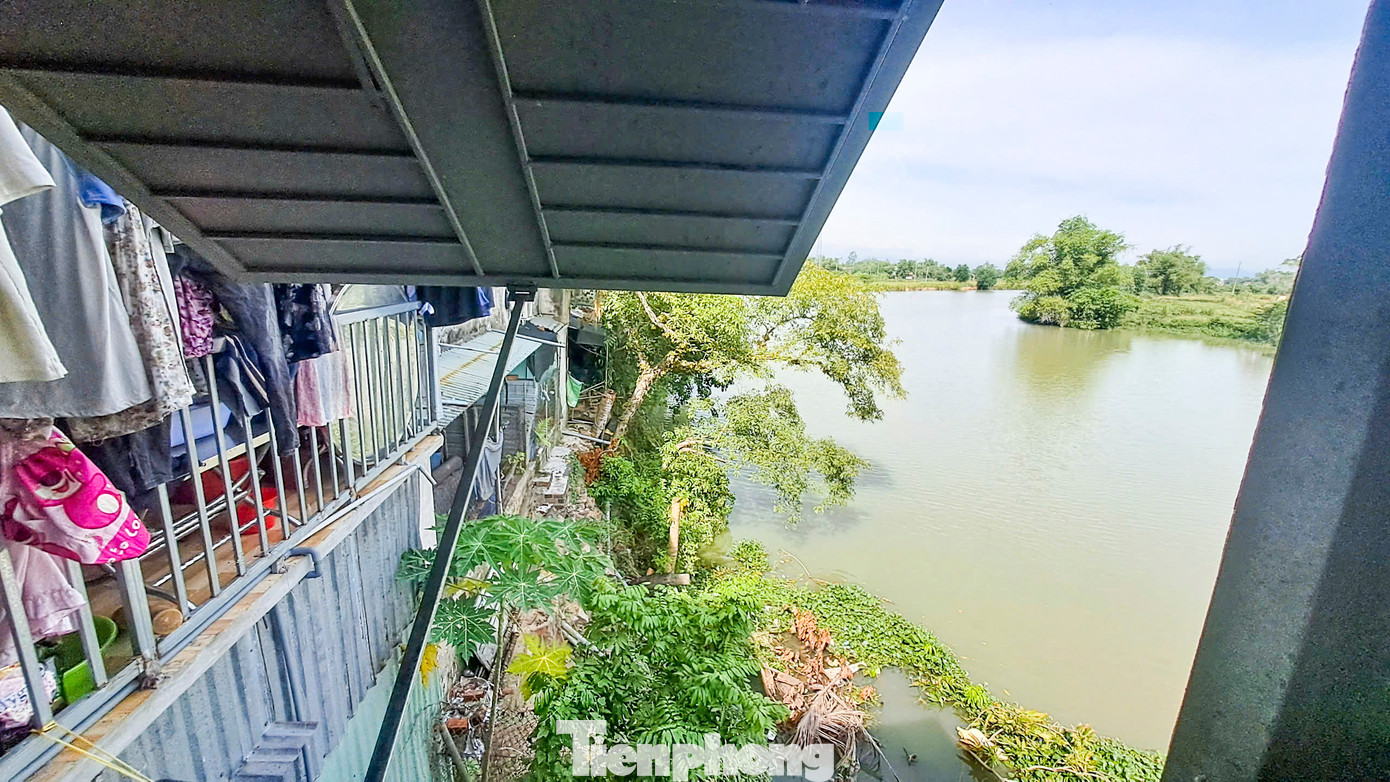 Ông Nguyễn Minh Muộn - Chủ tịch UBND phường Nhơn Hòa (thị xã An Nhơn, Bình Định) cho biết, khu vực này gần như là “họng nước”, vào mùa mưa gió thực sự nguy hiểm. Nhu cầu được bố trí nơi ở mới của người dân là rất thiết thực, chính đáng nhằm bảo toàn tính mạng và tài sản.