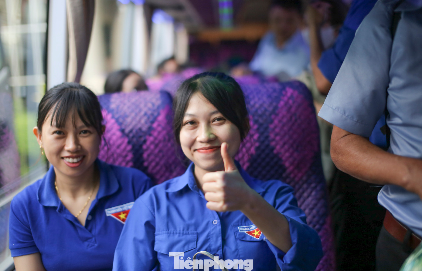 Các thành viên trong đoàn thể hiện sự quyết tâm trước khi lên đường. Ảnh: Trương Định