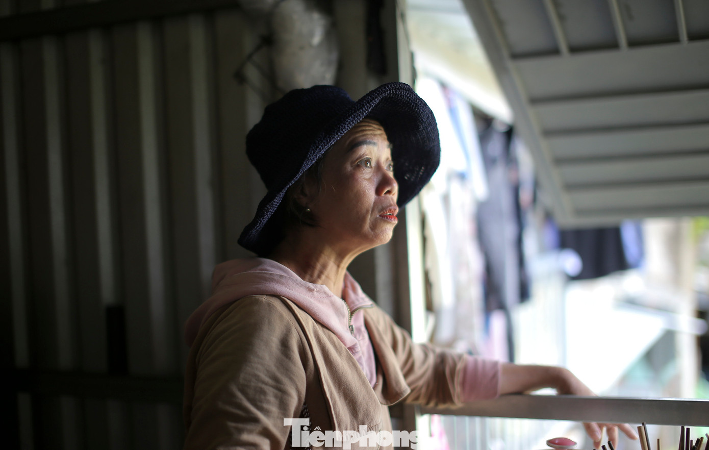 Người dân lo lắng nhà cửa bị sạt lở mỗi mùa mưa bão đến. Ảnh: Trương Định