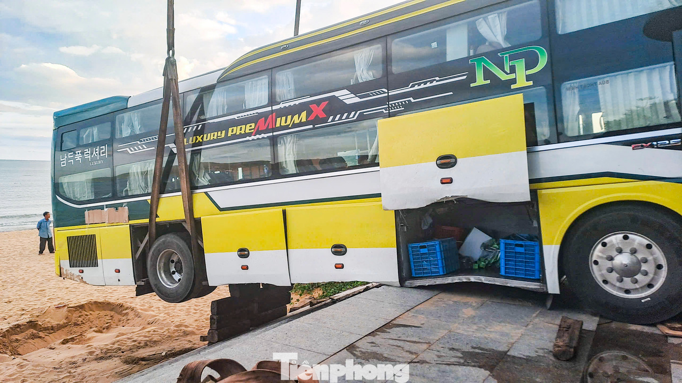 Gầm xe va đập với bậc thang dẫn xuống bãi biển. Ảnh: Trương Định