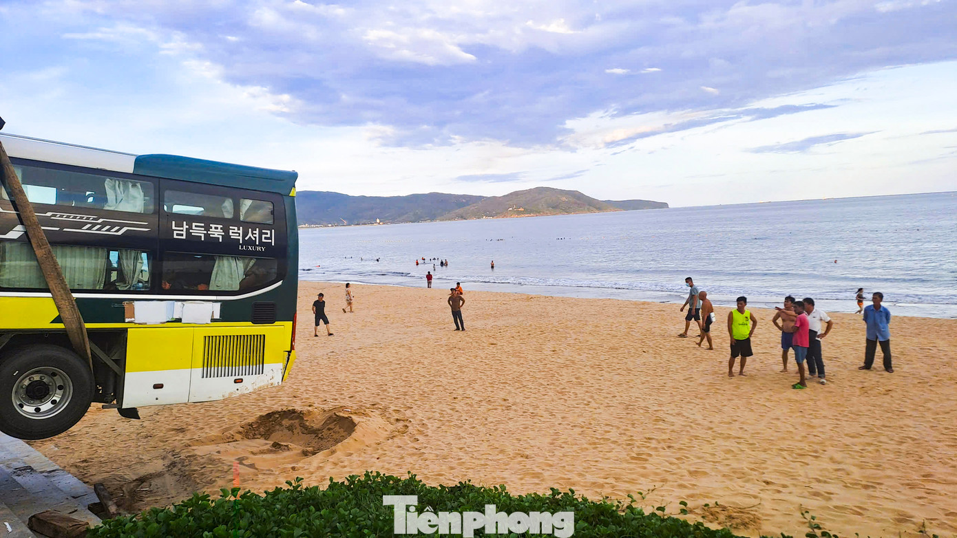 Phía sau xe đổ nhào xuống bãi biển, dấu trên bãi cát còn in rõ. Ảnh: Trương Định