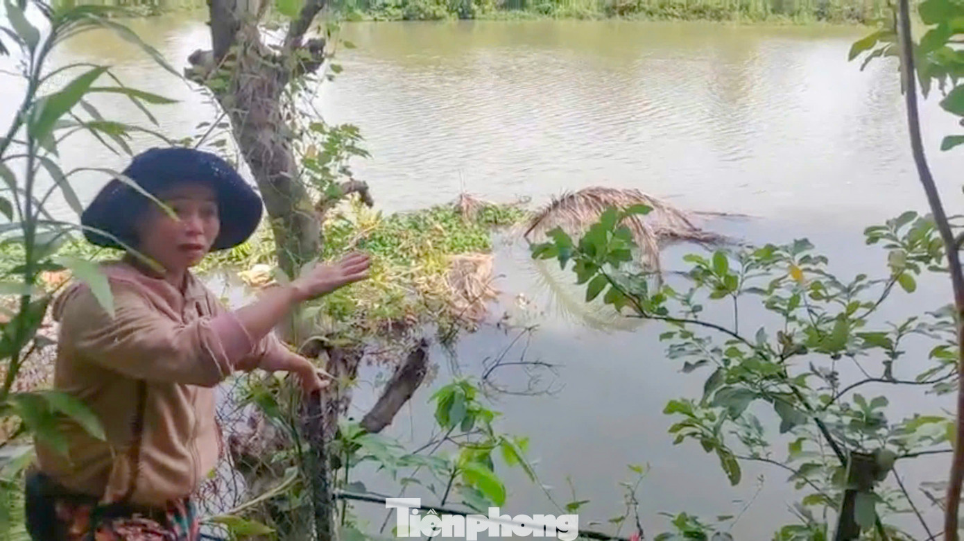 Người dân lo lắng nhà cửa bị sạt lở mỗi mùa mưa bão đến. Ảnh: Trương Định