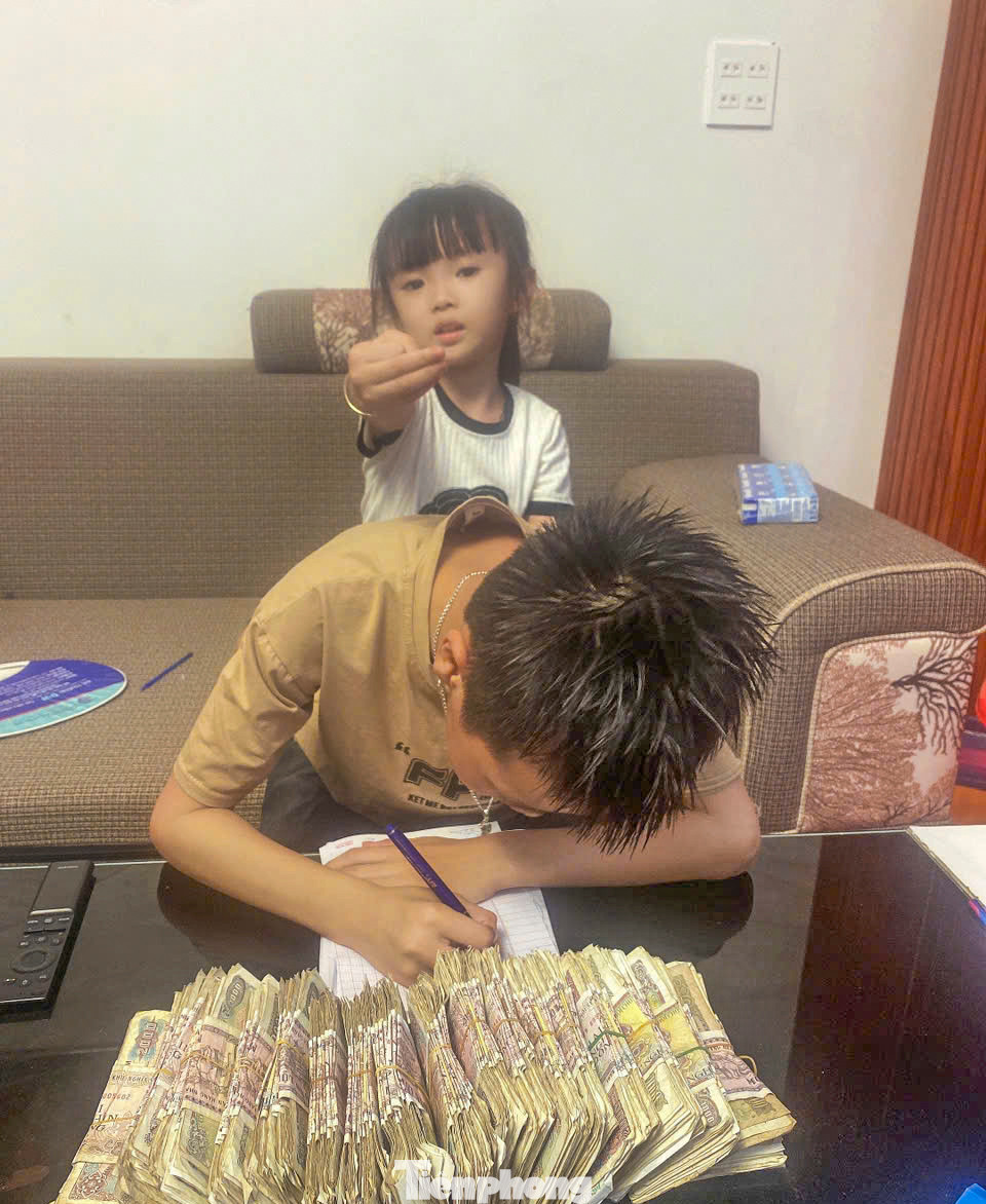 Hồng Vinh viết thư kèm số tiền gom góp được gửi tặng cho người dân vùng lũ. Ảnh: Gia đình cung cấp Hồng Vinh viết thư kèm số tiền gom góp được gửi tặng cho người dân vùng lũ. Ảnh: Gia đình cung cấp