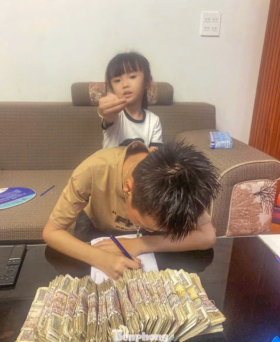 Hồng Vinh viết thư kèm số tiền gom góp được gửi tặng cho người dân vùng lũ. Ảnh: Gia đình cung cấp