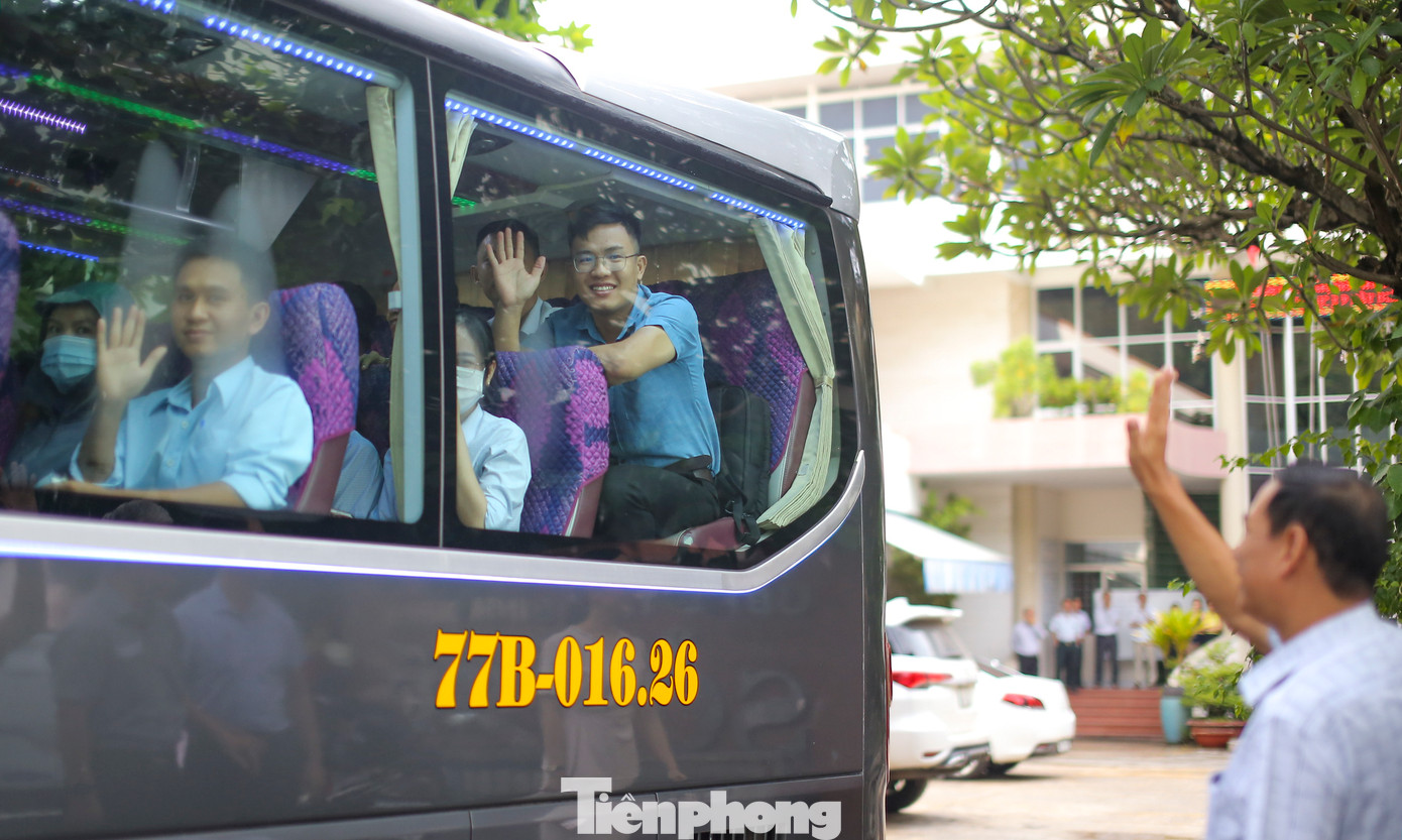 Hai đoàn công tác y tế Bình Định xuất phát về Thái Nguyên và Yên Bái hỗ trợ sau bão Yagi. Ảnh: Trương Định