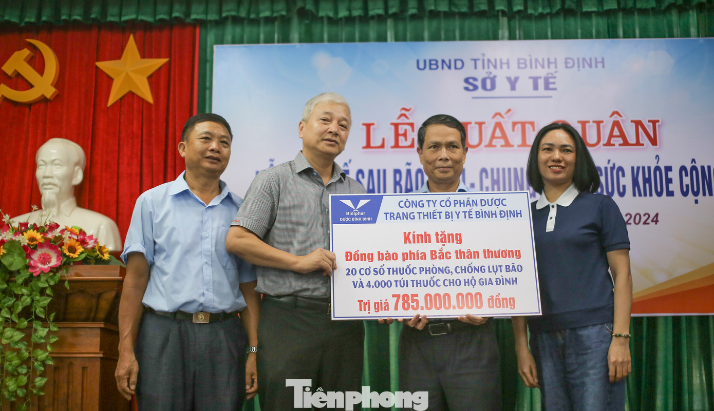 Công ty CP Dược và Trang thiết bị y tế Bình Định hỗ trợ 20 cơ số thuốc phòng chống lụt bão và 4.000 túi thuốc cho hộ gia đình. Ảnh: Trương Định