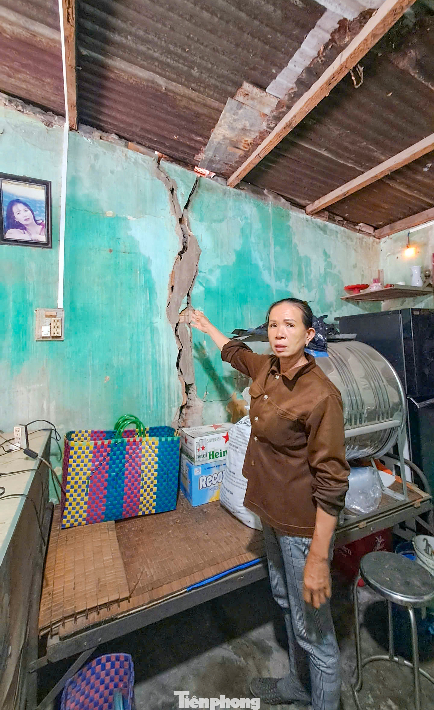 Căn nhà của bà Nguyễn Thị Giống (60 tuổi), được xây dựng cách đây gần 30 năm, hiện bị xuống cấp nghiêm trọng, nhiều vị trí tường nứt toác, nền nhà cũng bị nứt, sụt lún. Bà Giống cũng như bao người dân nơi đây mong muốn sớm được bố trí tái định cư, để an toàn trong mùa mưa bão. Ảnh: Trương Định