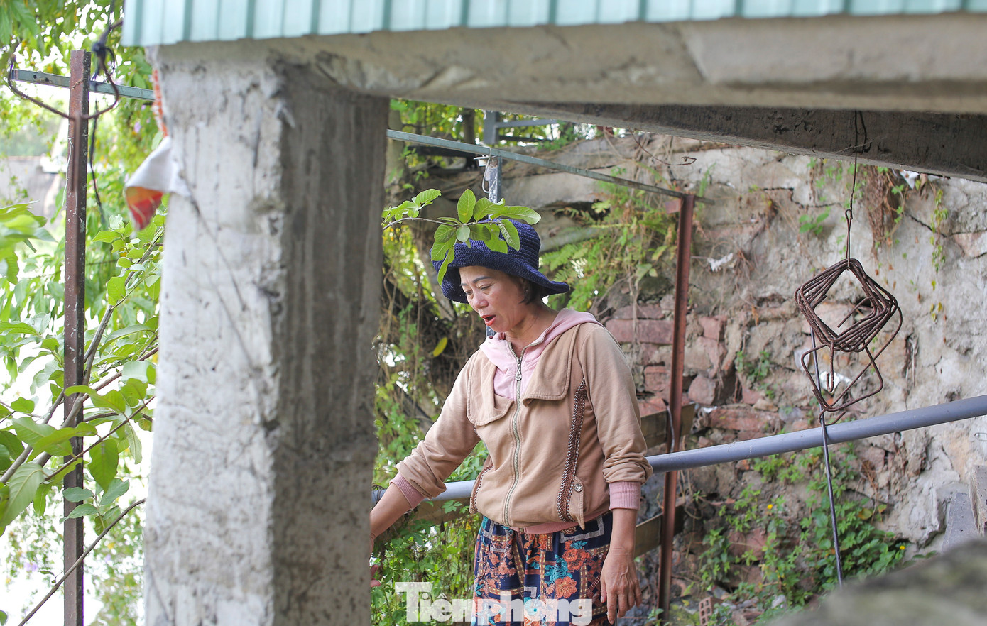 Người dân lo lắng nhà cửa bị sạt lở mỗi mùa mưa bão đến. Ảnh: Trương Định