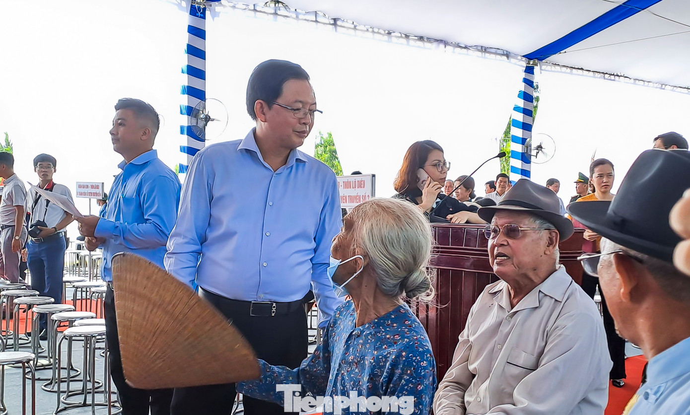 Bí thư Tỉnh ủy Bình Định Hồ Quốc Dũng trò chuyện cùng với người dân thôn Lộ Diêu. Ảnh: Trương Định