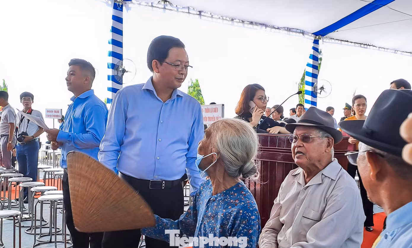 Bí thư Tỉnh ủy Bình Định Hồ Quốc Dũng trò chuyện cùng với người dân thôn Lộ Diêu. Ảnh: Trương Định