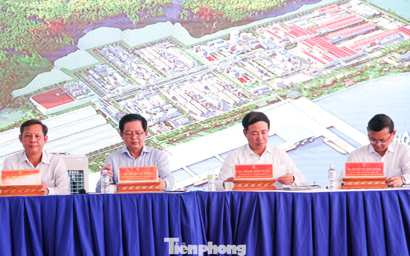 Bình Định tổ chức thông tin chủ trương về dự án Khu liên hợp gang thép Long Sơn và cảng chuyên dùng Khu liên hợp gang thép Long Sơn. Ảnh: Trương Định.