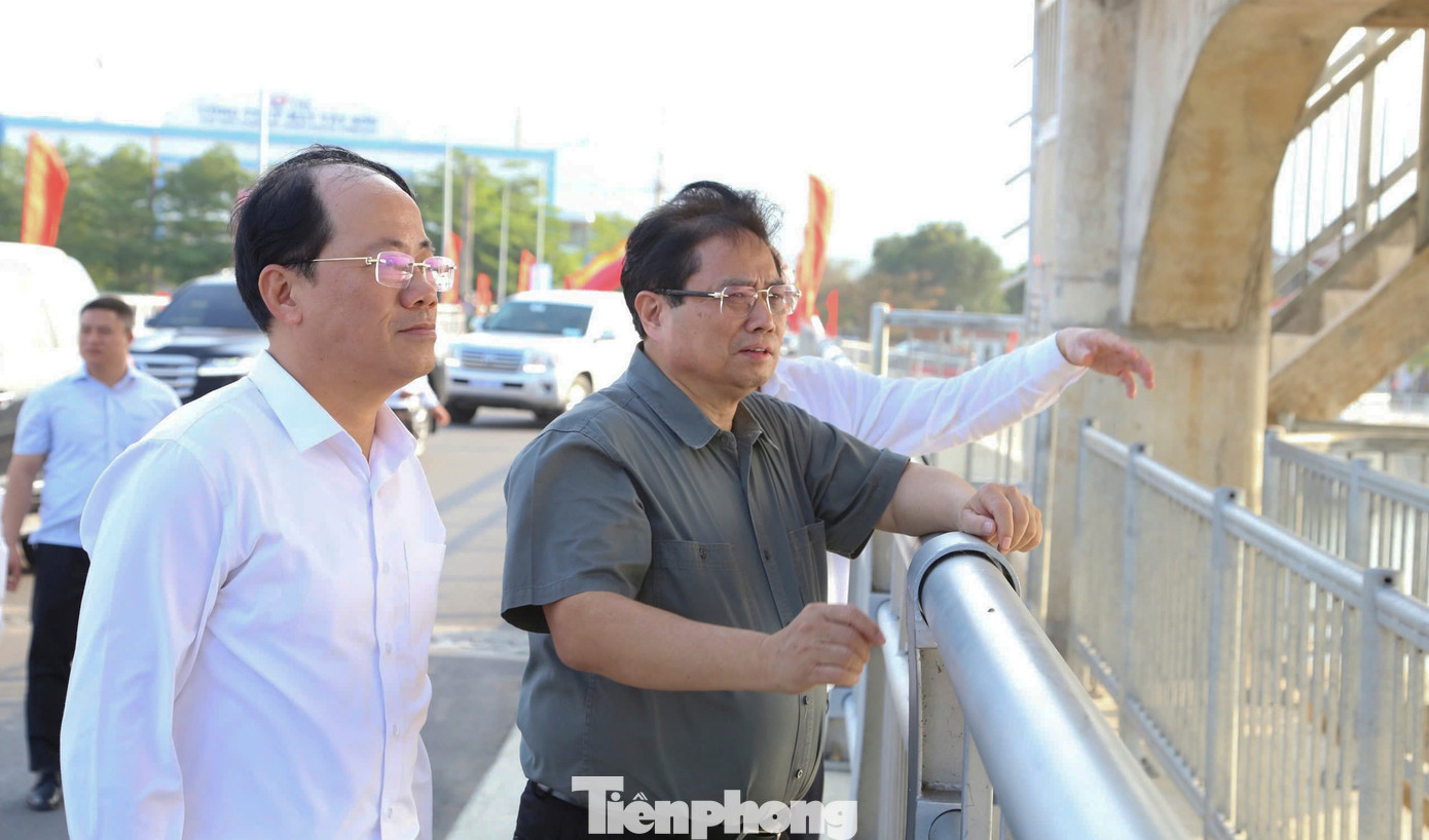 Thủ tướng Phạm Minh Chính tham quan đập dâng Phú Phong. Ảnh: Trương Định