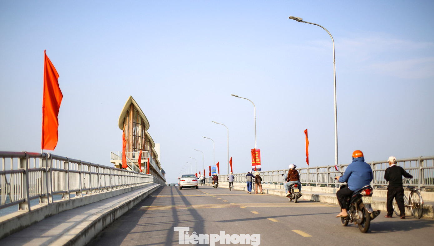 Người dân lưu thông qua cầu giao thông trên đập. Ảnh: Trương Định