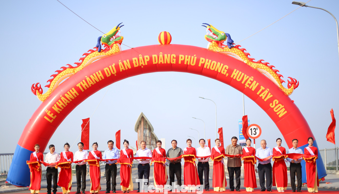 Thủ tướng Phạm Minh Chính dự cắt băng khánh thành đập dâng Phú Phong. Ảnh: Trương Định