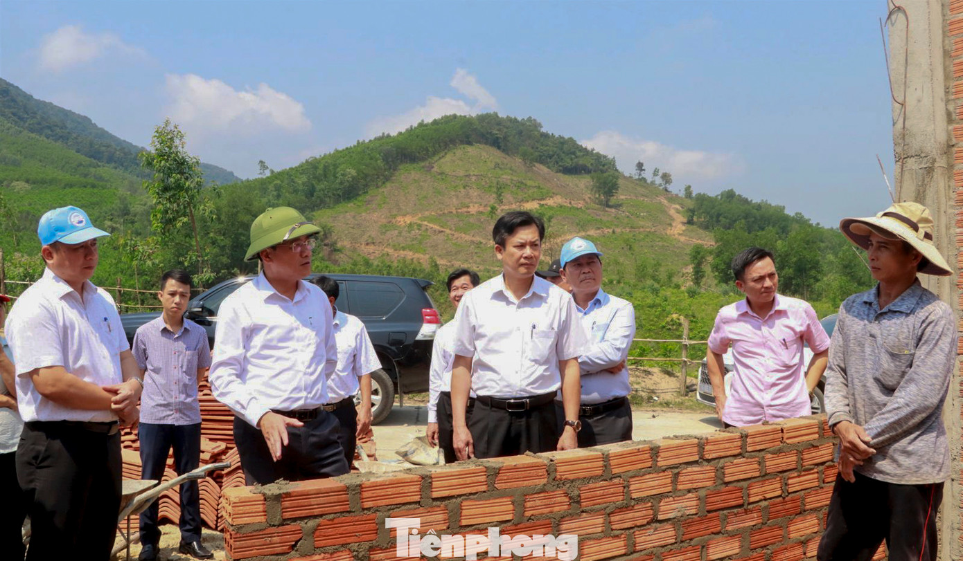 Chủ tịch UBND tỉnh Bình Định Phạm Anh Tuấn kiểm tra thực địa thực hiện chương trình xóa nhà tạm, nhà dột nát tại huyện Tây Sơn. Ảnh: Thùy Trang Chủ tịch UBND tỉnh Bình Định Phạm Anh Tuấn kiểm tra thực địa thực hiện chương trình xóa nhà tạm, nhà dột nát tại huyện Tây Sơn. Ảnh: Thùy Trang
