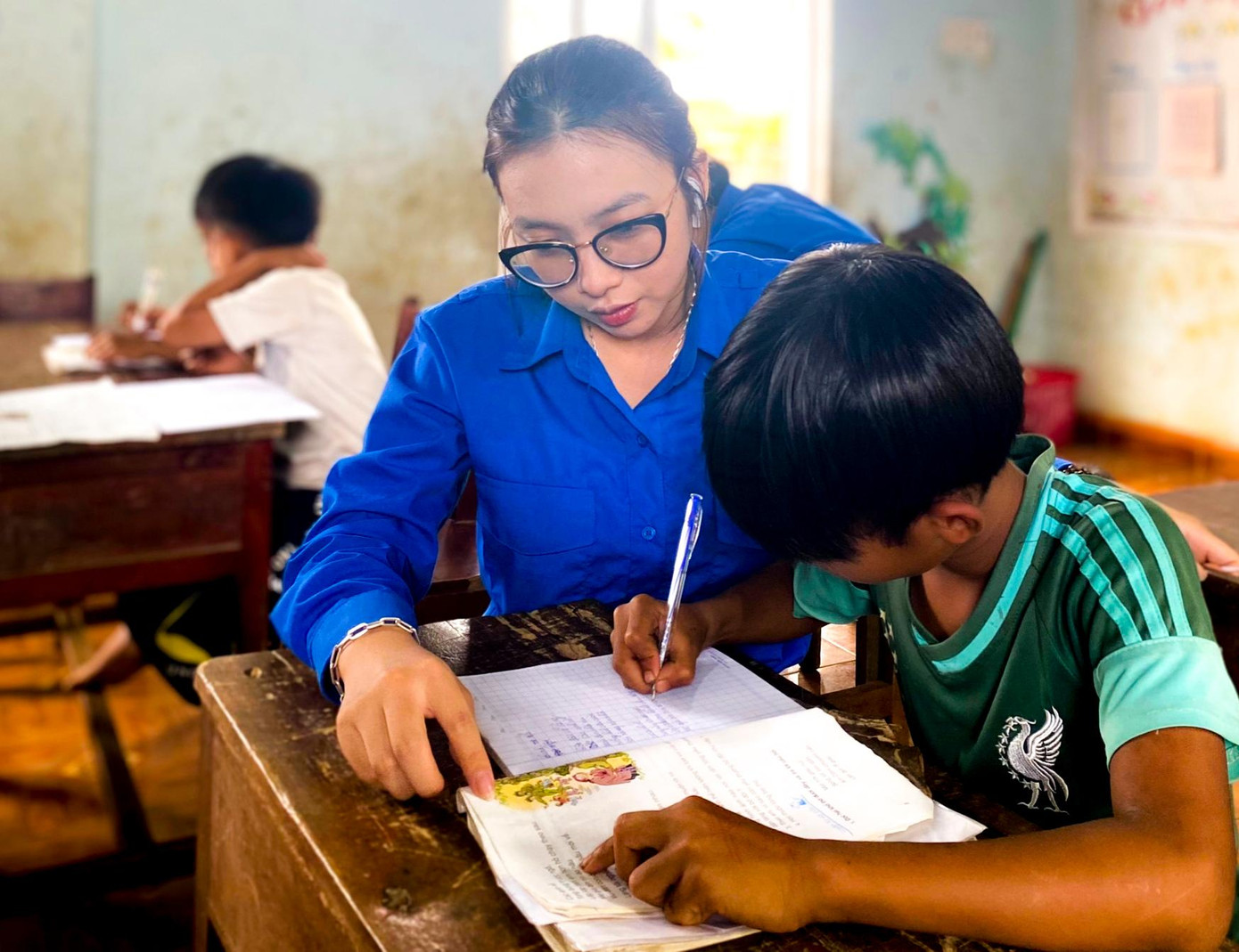 Các bạn ĐVTN giúp các em học sinh ở xã An Toàn ôn tập hè. Các bạn ĐVTN giúp các em học sinh ở xã An Toàn ôn tập hè.