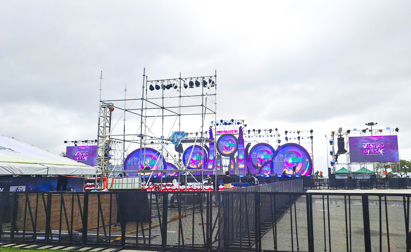 Sân khấu tại Quảng trường Nguyễn Tất Thành. Ảnh: Trương Định Sân khấu tại Quảng trường Nguyễn Tất Thành. Ảnh: Trương Định