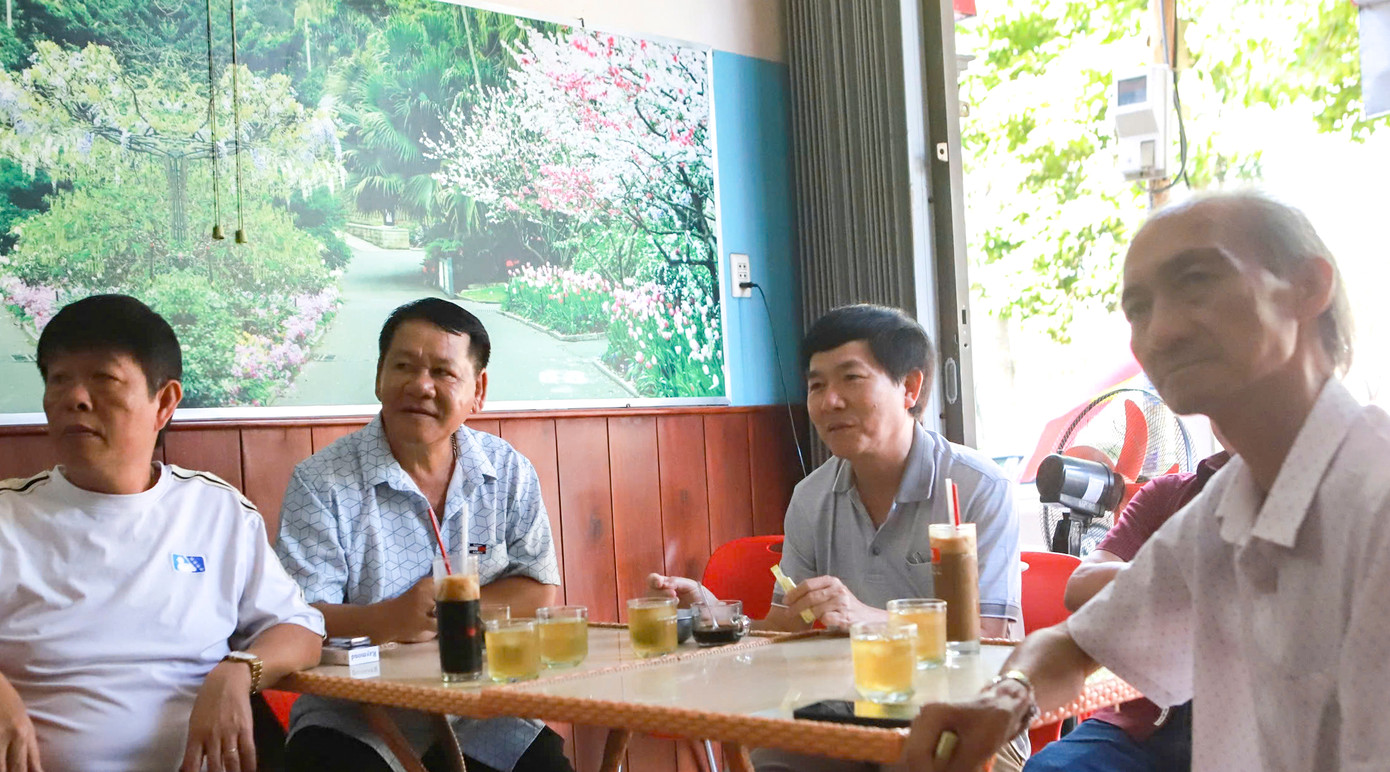 Người dân tập trung theo dõi qua truyền hình trực tiếp. Người dân tập trung theo dõi qua truyền hình trực tiếp.