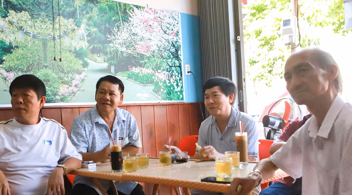 Người dân tập trung theo dõi qua truyền hình trực tiếp.