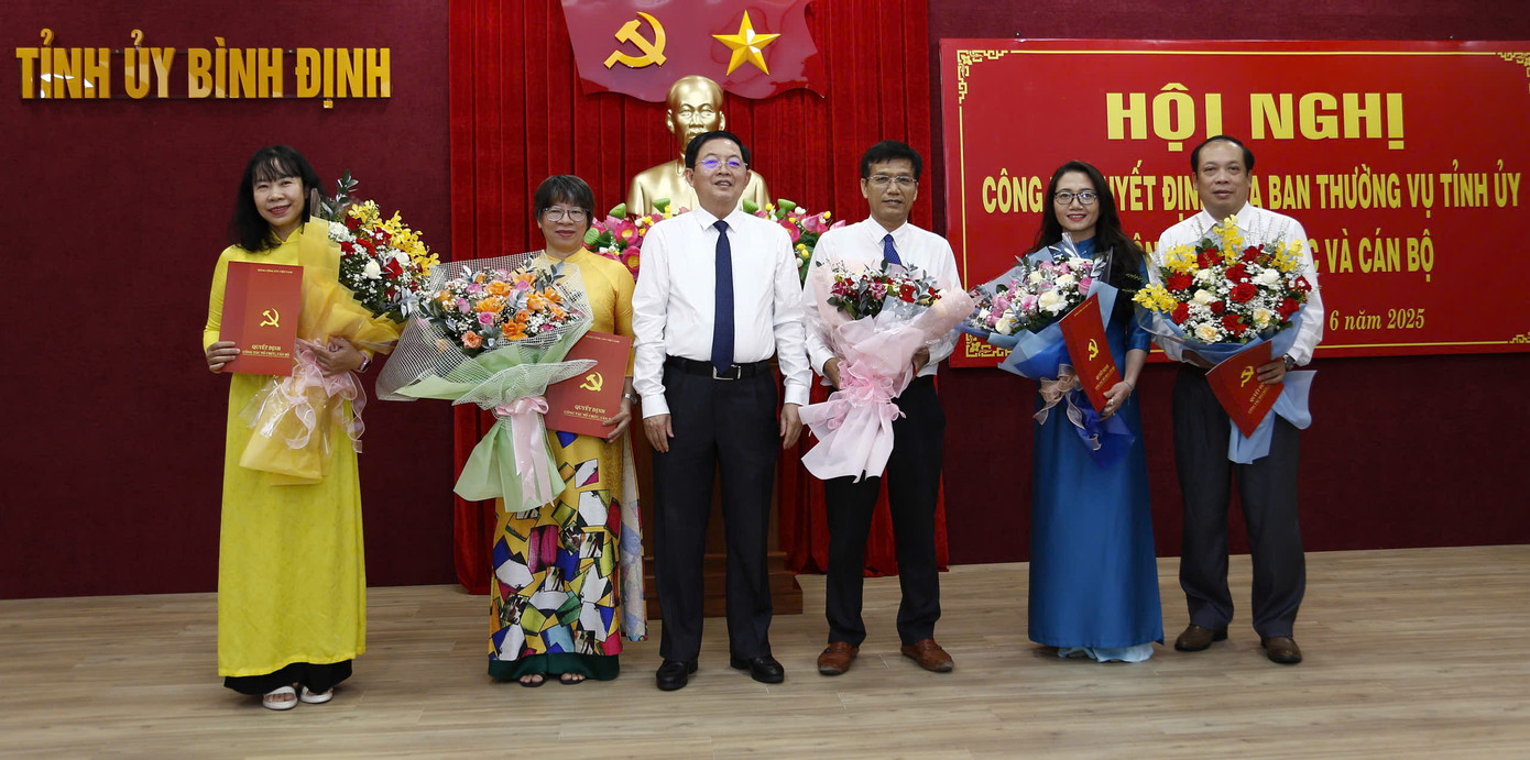 Bí thư Tỉnh ủy Bình Định Hồ Quốc Dũng tặng hoa chúc mừng.