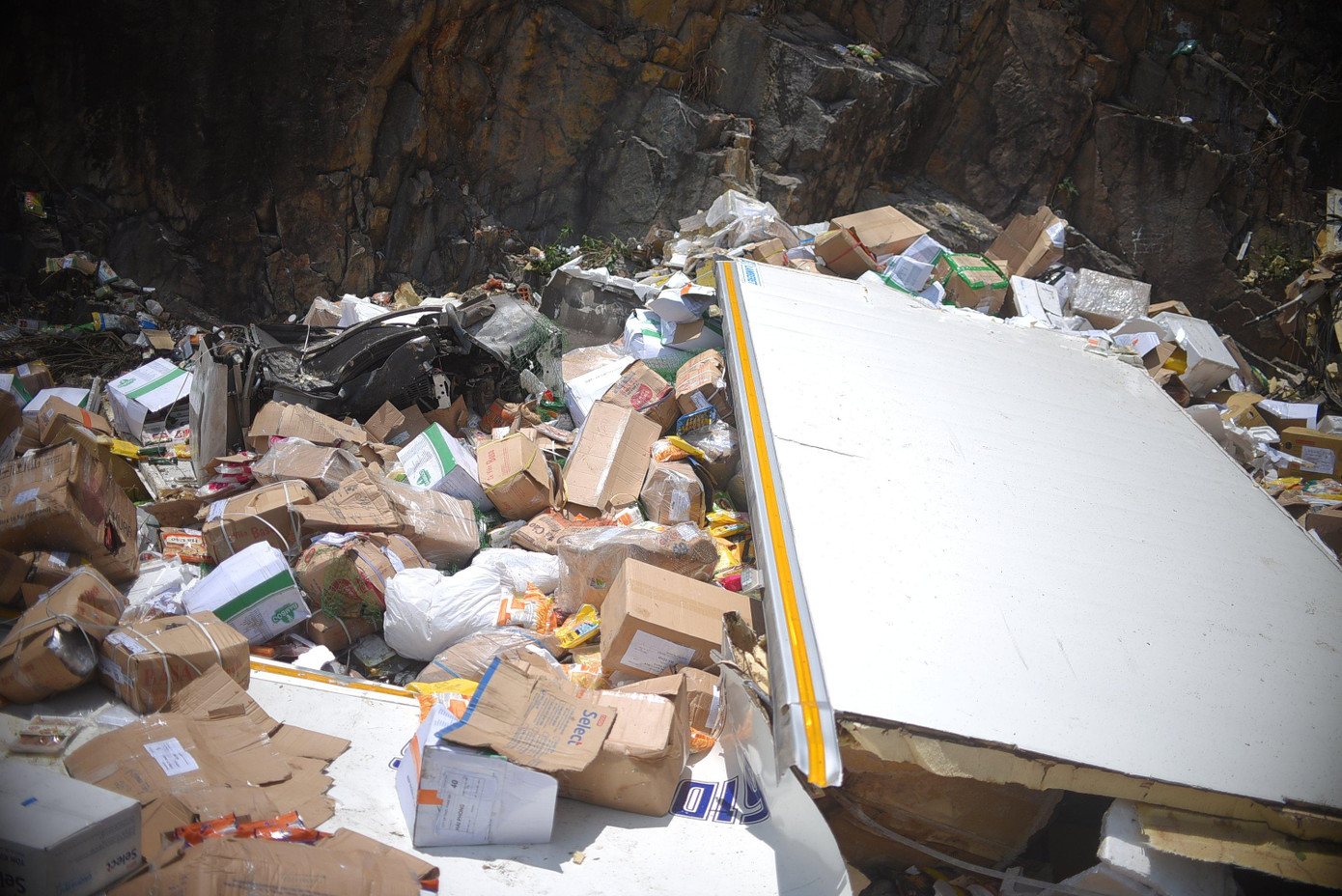 Hàng hóa trên ô tô tải đổ xuống đường. Hàng hóa trên ô tô tải đổ xuống đường.