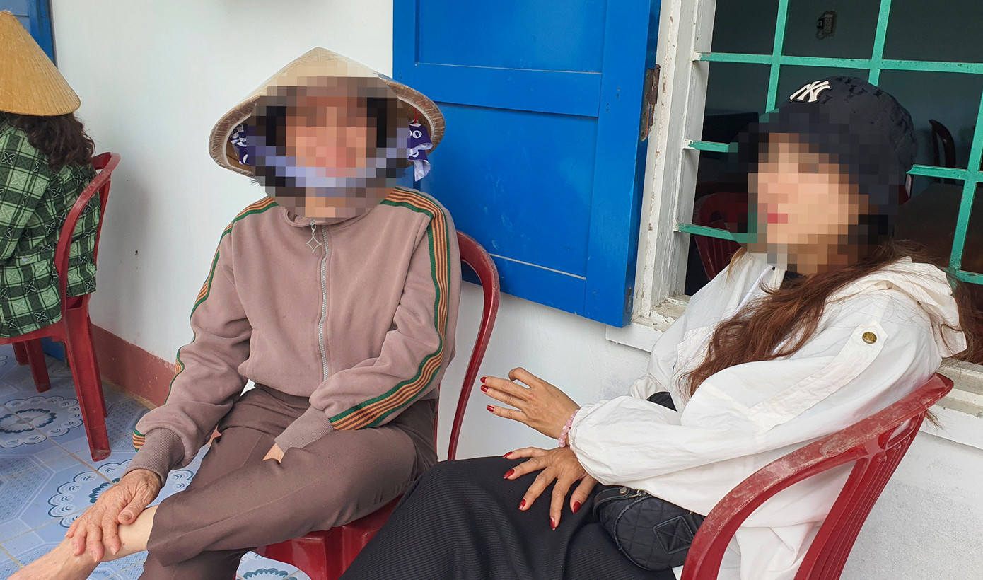 Người dân lo lắng khi không lấy được tiền. Ảnh: TT