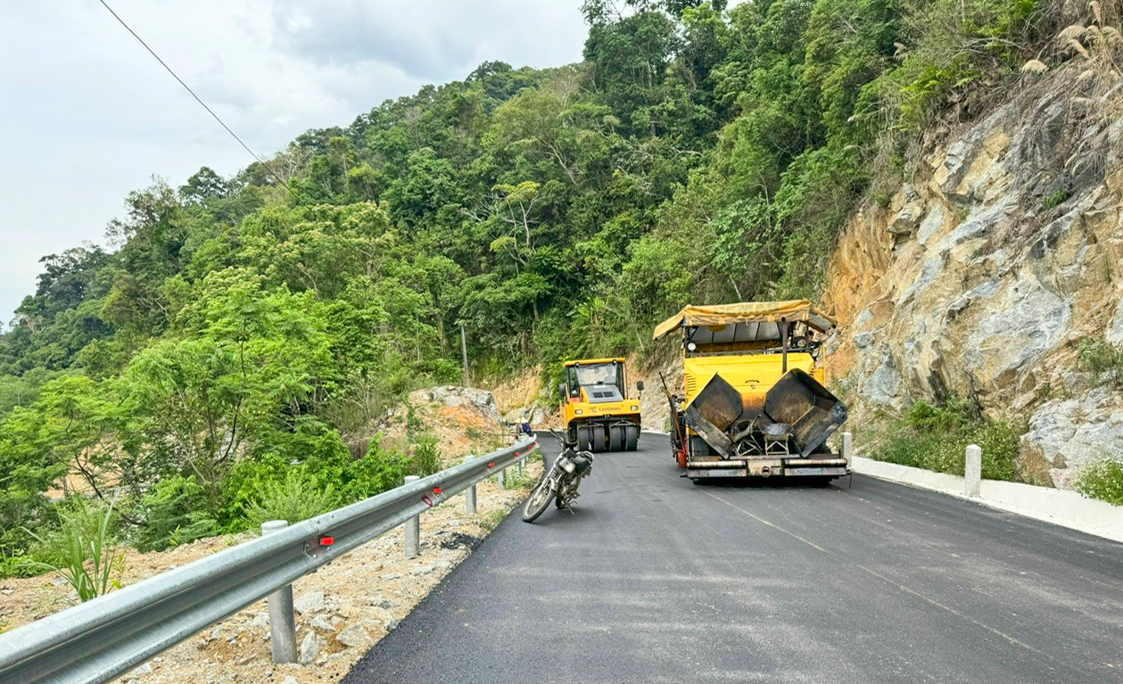 Trên tuyến sẽ có một số km được cho thảm nhựa. Ảnh: Đ.X