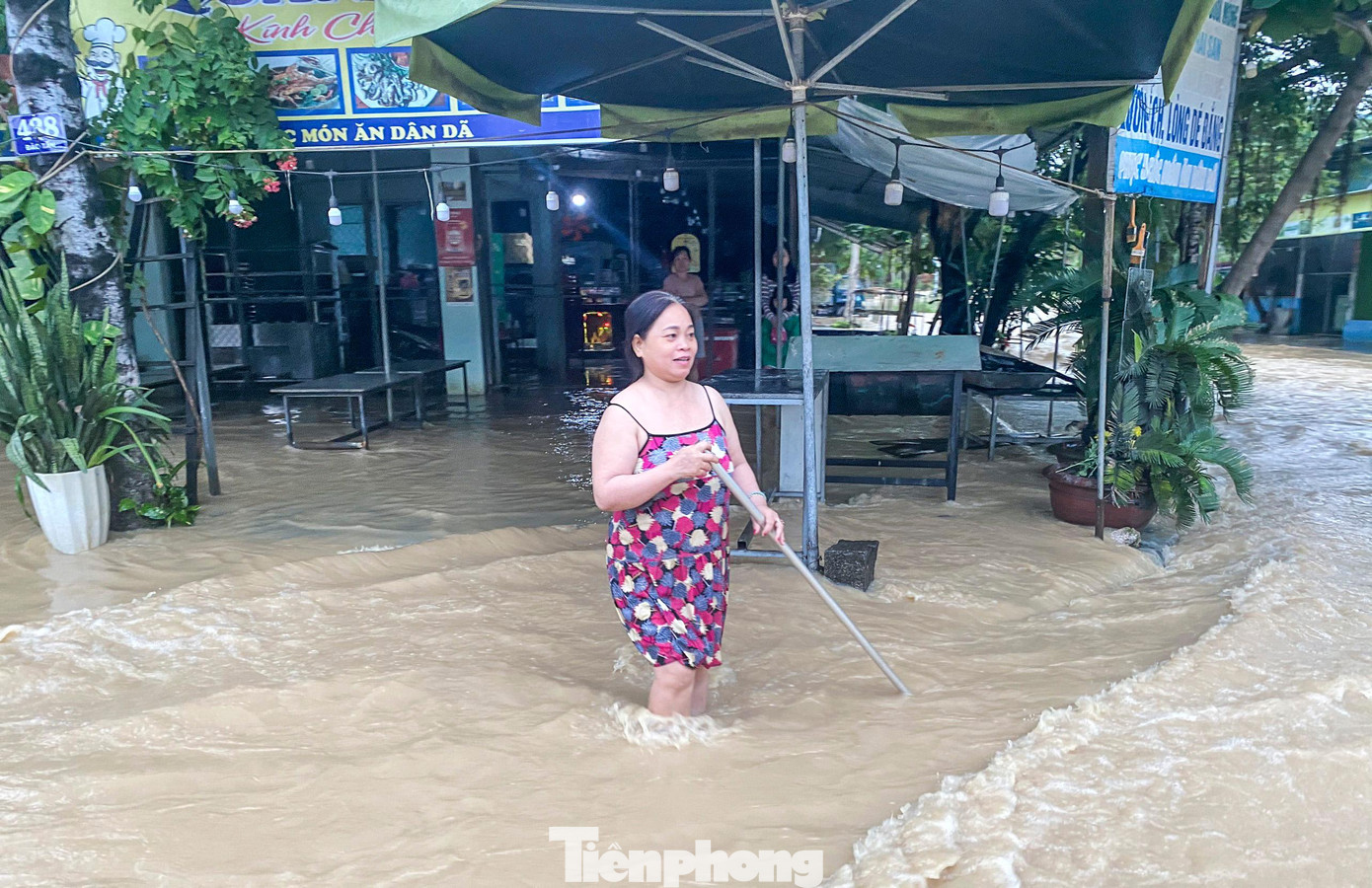 Nước lũ trong sáng 12/10 vẫn còn chảy xiết. Ảnh: Ng.Thảo Nước lũ trong sáng 12/10 vẫn còn chảy xiết. Ảnh: Ng.Thảo