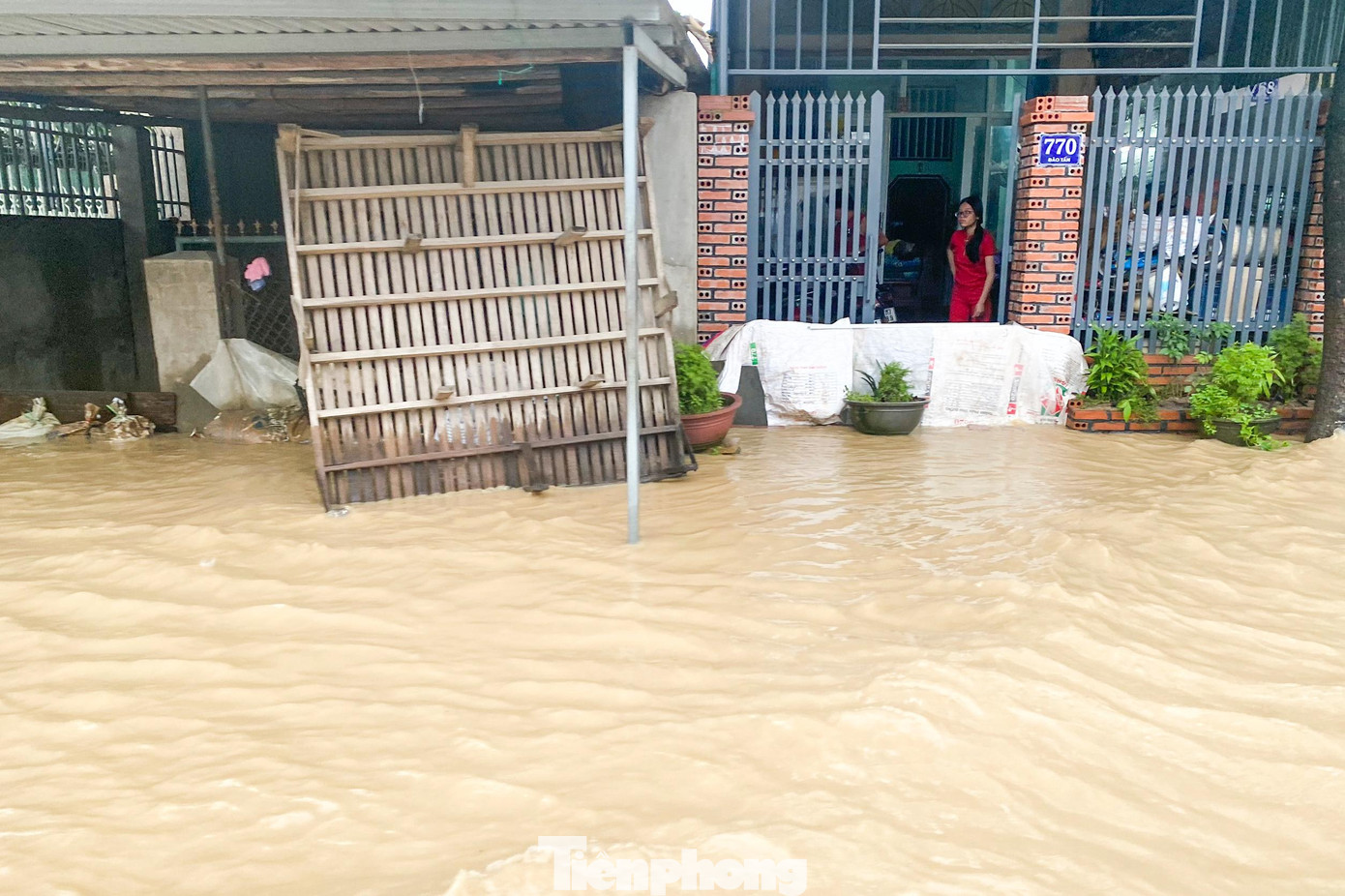 Nước lũ tại đường Đào Tấn. Ảnh: Ng.Thảo Nước lũ tại đường Đào Tấn. Ảnh: Ng.Thảo