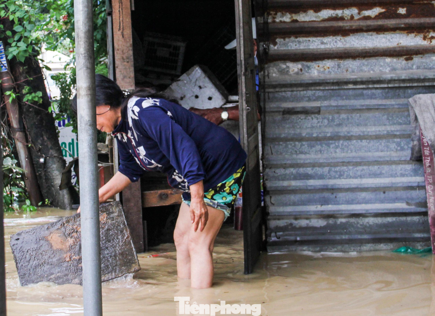 Nước tràn vào nhà dân ở phường Nhơn Phú. Ảnh: Trương Định Nước tràn vào nhà dân ở phường Nhơn Phú. Ảnh: Trương Định
