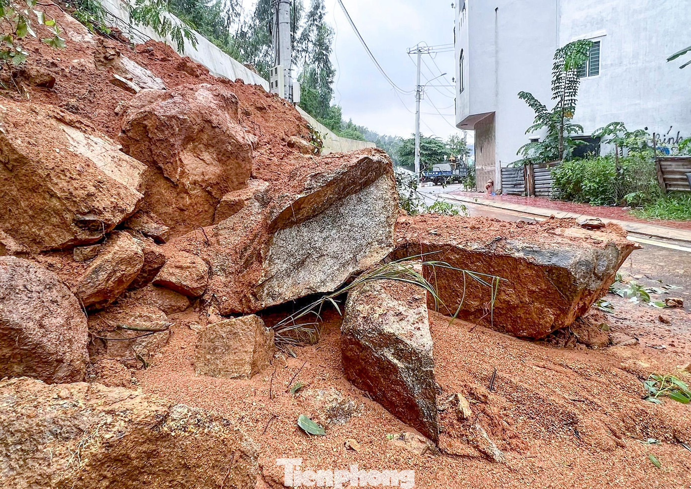 Đất đá sạt lở xuống khu dân cư. Đất đá sạt lở xuống khu dân cư.