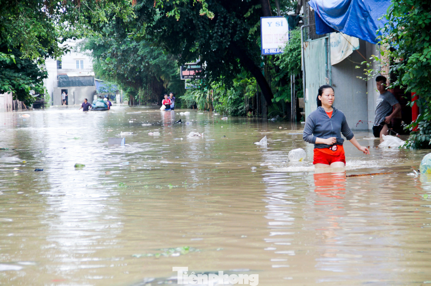Khu vực 5, phường Nhơn Phú còn ngập sâu trong biển nước sáng 12/10. Ảnh: Trương Định Khu vực 5, phường Nhơn Phú còn ngập sâu trong biển nước sáng 12/10. Ảnh: Trương Định