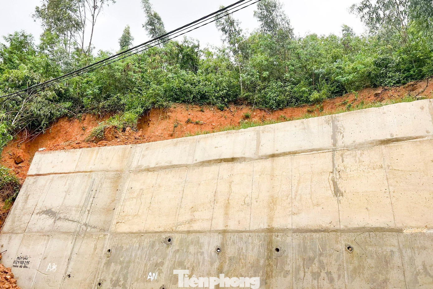 Vị trí sạt lở năm 2021 đã được xây dựng tường bê tông chắn sạt lở. Vị trí sạt lở năm 2021 đã được xây dựng tường bê tông chắn sạt lở.