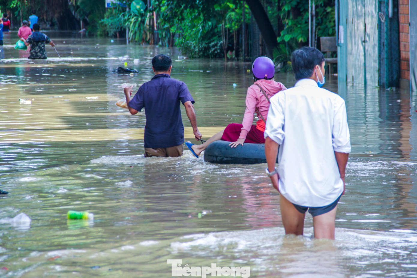 Người dân di chuyển trên khu vực bị ngập. Ảnh: Trương Định Người dân di chuyển trên khu vực bị ngập. Ảnh: Trương Định