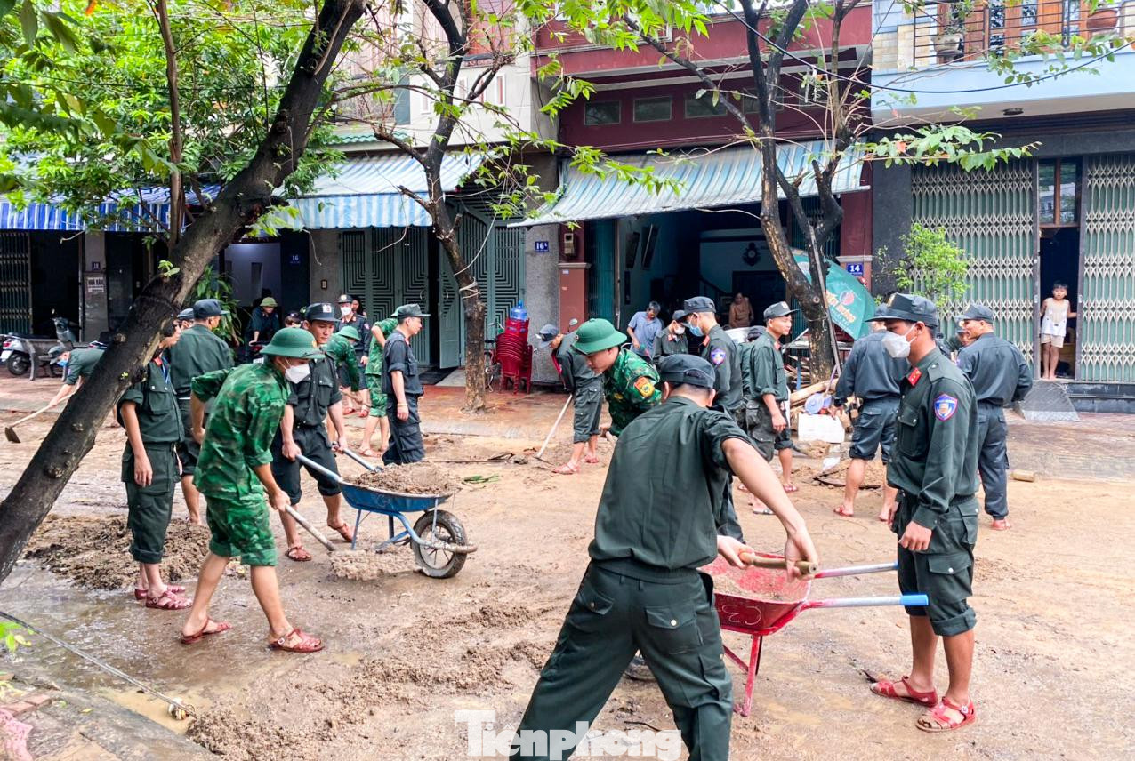 Các lực lượng tiến hành hỗ trợ người dân dọn dẹp. Các lực lượng tiến hành hỗ trợ người dân dọn dẹp.