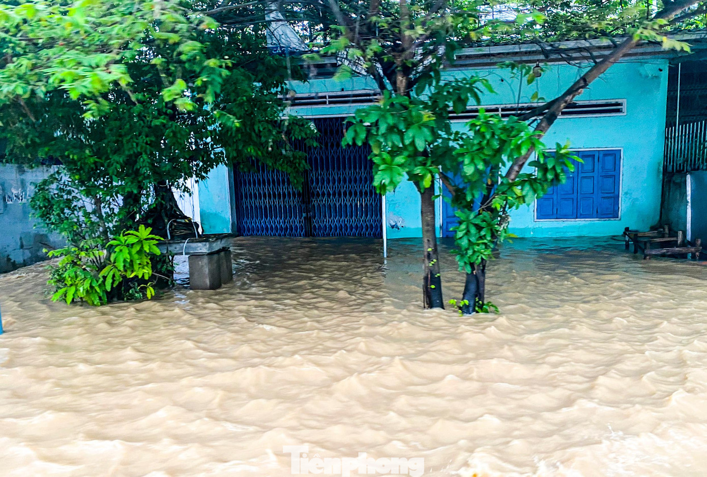 Nhà người dân bị nước lũ bao vây. Ảnh: Ng.Thảo Nhà người dân bị nước lũ bao vây. Ảnh: Ng.Thảo